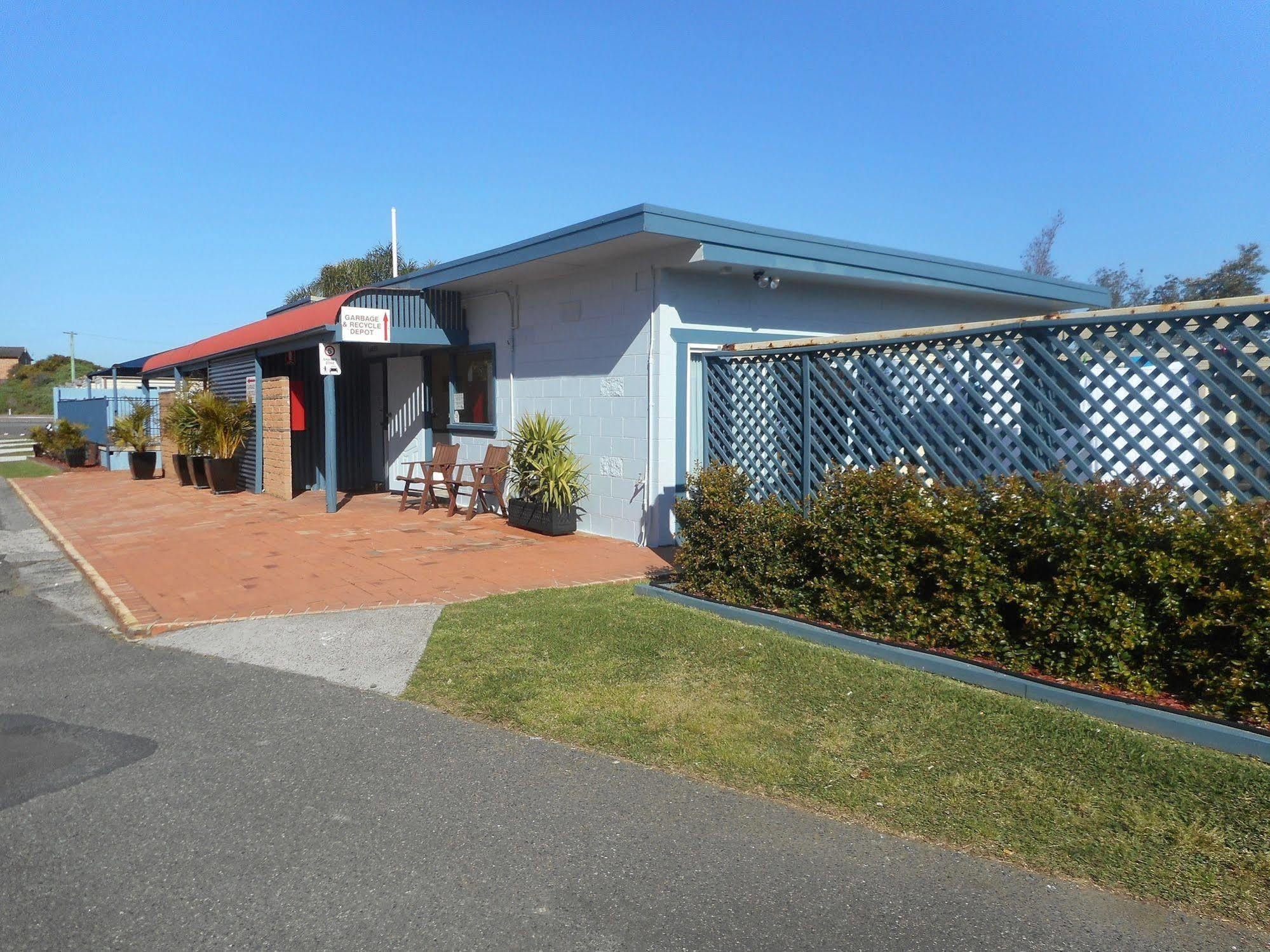 Two Shores Holiday Village Entrance Exterior photo